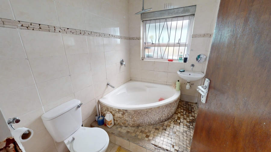 5 Bedroom Property for Sale in Colorado Park Western Cape